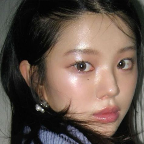 Korean Glossy Makeup, Asian Heterochromia, Igari Makeup On Brown Skin, Makeup Round Face Asian, Natural Monolid Makeup, Natural Ethereal Makeup, 90s Korean Makeup, Period Drama Makeup, Illit Makeup