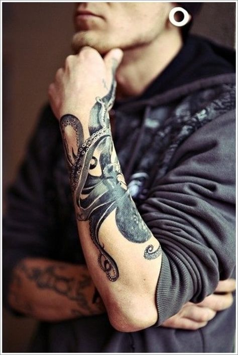 30 Tattoos Featuring Squid Or Octopus in Designs Arm Wrap Tattoo, Octopus Tattoo Sleeve, Phönix Tattoo, Around Arm Tattoo, Octopus Tattoo Design, Wrap Tattoo, Full Arm Tattoos, Forearm Tattoo Design, Octopus Tattoo