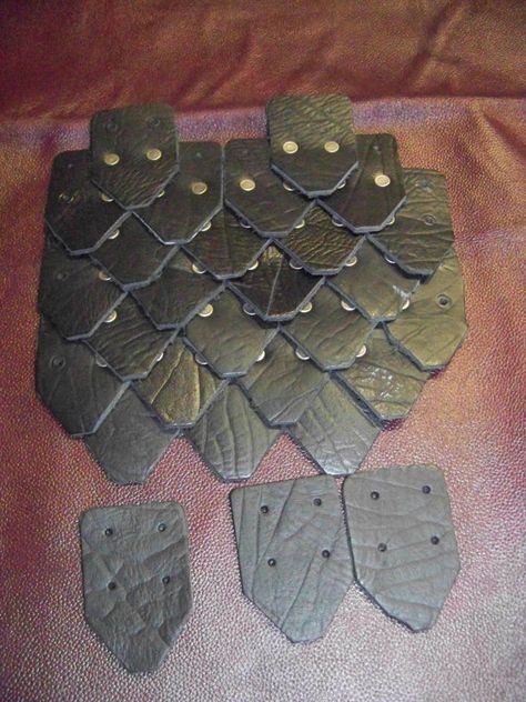 Diy Leather Armor Pattern, Leather Scale Mail, Diy Cosplay Armor, Medieval Diy Crafts, Diy Scales, Leather Armor Pattern, Leather Chest Armor, Medieval Diy, Diy Scale