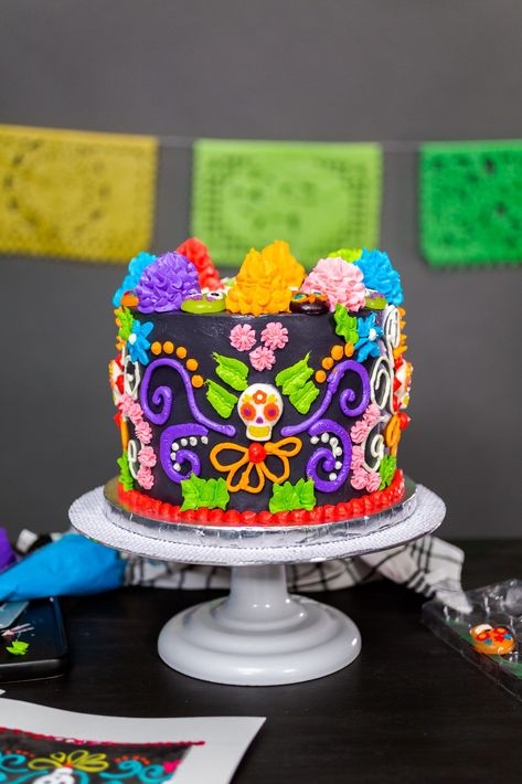 This easy recipe for a Day of the Dead cake provides instructions for making a beautiful sugar skull cake for Dia de los Muertos! Canned Frosting Hacks, Frosting Hacks, Sugar Skull Cakes, Day Of The Dead Cake, Cake With Buttercream Frosting, Royal Icing Cakes, Easy Frosting, Skull Cake, Canned Frosting