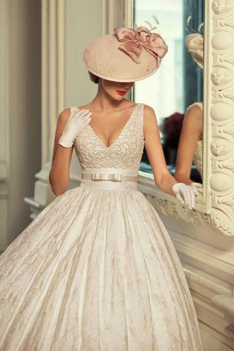 Beautiful 1940/50s inspired dress with hat. Mode Retro, Robes Vintage, Vintage Princess, Princess Wedding Dress, Vestidos Vintage, Princess Wedding, Wedding Hats, Flower Girl Dress, Mode Vintage