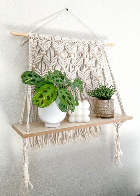 ♥ Macrame tablet Maranta Imagine yourself surrounded by lush plants and elegant decorations in your living room, bedroom or office. This macrame wall hanging is the perfect accessory to help you create that calming and inspiring living space. Crafted from a wooden plank and macrame, this wall hanging is both sturdy and elegant. It's designed to accommodate all kinds of plants and decorative items, so you can customize it to suit your taste and interior design style. Whether you are a nature love Macrame Shelves, Dreamcatcher Diy, Macrame Hanging Shelf, Pola Macrame, Wall Hanging Shelf, Macrame Shelf, Wall Plant Hanger, Makramee Diy, Wall Hanging Shelves