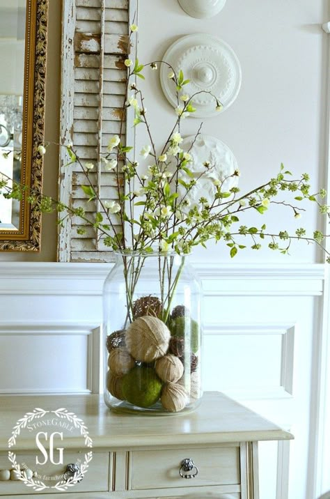 18 Gorgeous Vase Filler Ideas Glass Vase Filler Ideas, Vase Filler Ideas, Large Glass Vase, Diy Home Decor For Apartments, Glass Vase Decor, Home Decor Making, Vase Ideas, Spring Decorating, Décor Boho