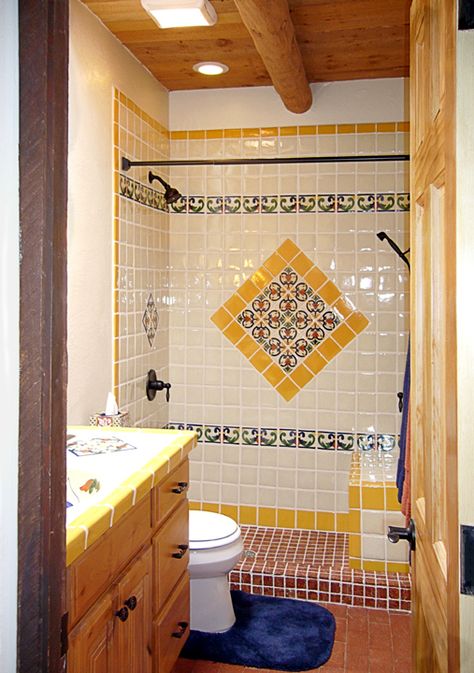 Tiles in shower Mexican Tile Bathroom, Tile Bathroom Ideas, Spanish Style Bathrooms, Spanish Bathroom, Mexican Bathroom, Diy Farmhouse Style, Best Kitchen Design, Farmhouse Living Room Furniture, Farmhouse Interior Design