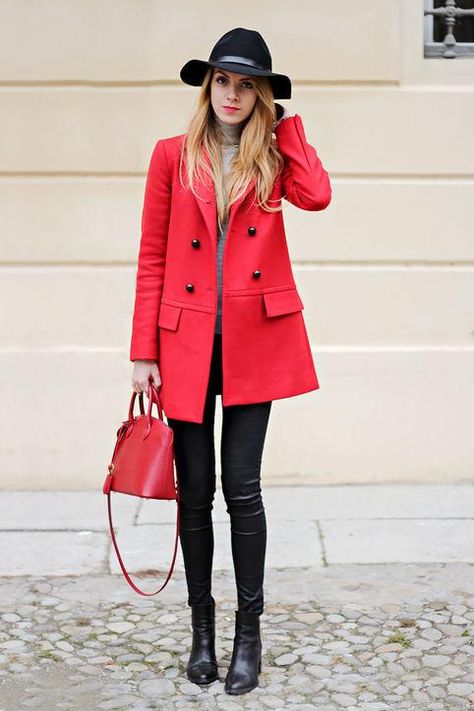 Loving Kara Mode's red bag -- and how she wore it with a matching double-breasted coat. Click for more monochrome style inspiration Red Coat Outfit, Red Pea Coat, Coat Street Style, Winter Outfits Cold, Winter Outfit Inspiration, Red Handbag, Red Coat, Winter Trends, Coat Outfits