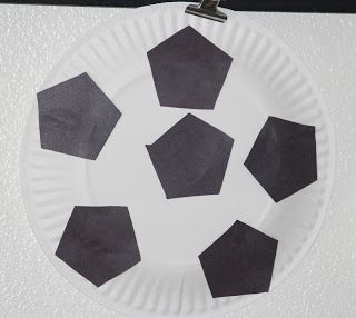 paper plate soccer ball -- #sports, #toddler, #preschool Soccer Ball Crafts, Sports Lesson Plans, Sport Themed Crafts, Soccer Crafts, Sport Art Projects, Toddler Sports, Maluchy Montessori, Sport Craft, Sport Art