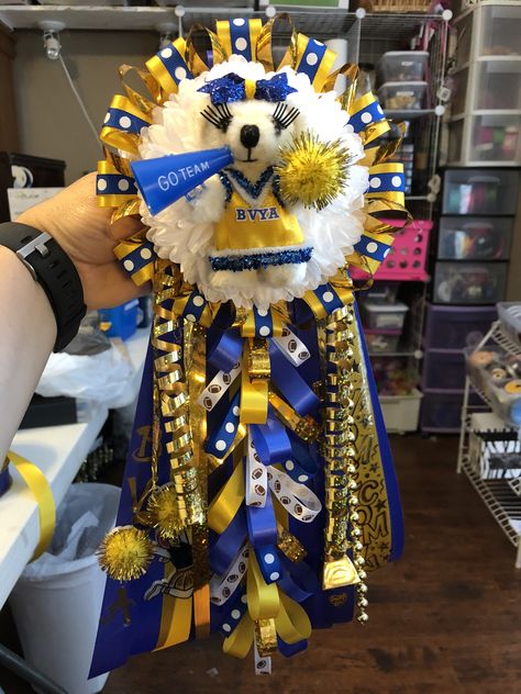 Cheer mum/garter. Cheer Homecoming, Peewee Cheer, Mum Diy, Spirit Posters, Homecoming 2023, School Spirit Posters, Homecoming Spirit Week, Mum Ideas, Homecoming Spirit