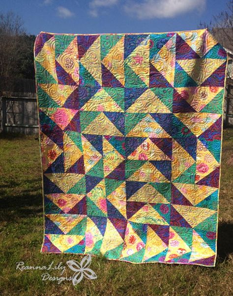 Huge Flying Geese with Layer Cakes Quilt Would like to do this with bright colours and all background in dove grey. Geese Quilt, Cake Squares, Layer Cake Patterns, Layer Cake Quilt Patterns, Easy Quilting, Block Layout, Triangle Quilts, Quilt Layers, Cake Quilt