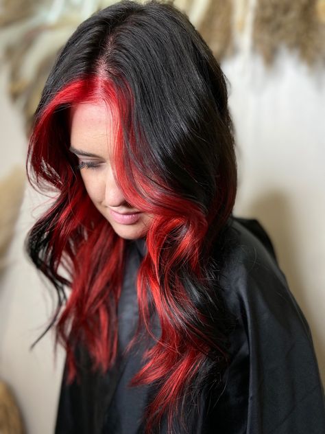 Red And Black Hair Ideas, Hair Color Combinations, Black Hair Ideas, Black And Red Hair, Underdye Hair, Color Block Hair, Red Hair Trends, Black Red Hair, Red Ombre Hair