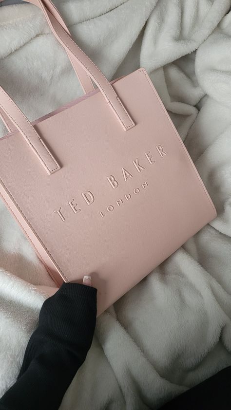 #coquette #aesthetic #coquettebag #tedbakerbag #girlybag #pinkcoquettebag Ted Baker Tote Bag, Christmas Dinner Outfit, Tote Bag Outfit, Aesthetic Gifts, Ted Baker Bag, Luxury Bags Collection, Handbag Essentials, Birthday Gift Bags, Bag Aesthetic