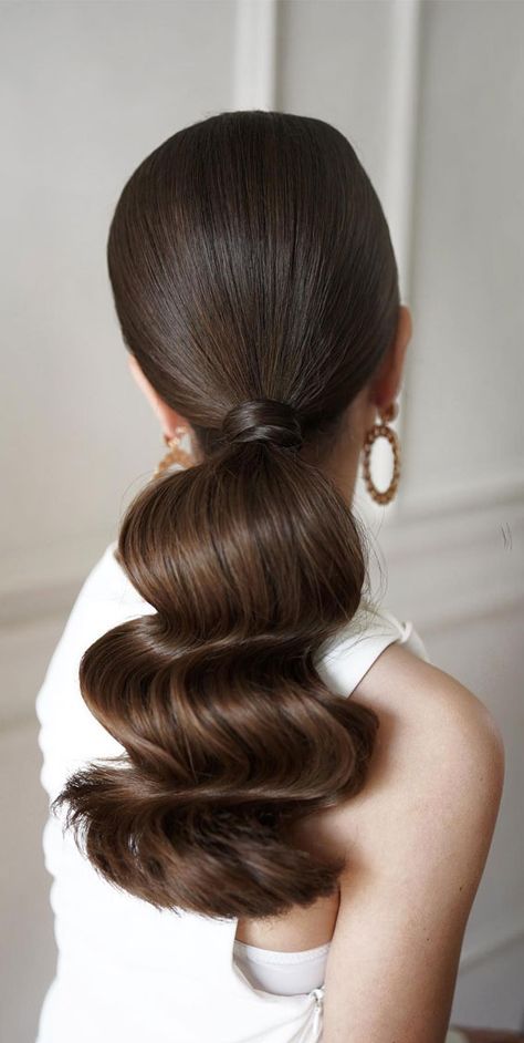 voluminous ponytail, hollywood ponytail, ponytail bridal style, ponytail hairstyle, voluminous bridal ponytail, chic ponytail Old Hollywood Hair Ponytail, Ponytail Hollywood Waves, Hollywood Waves Ponytail, Hollywood Ponytail, Easy Ponytails, Retro Ponytail, Bridal Ponytail, Hair Down Styles, Style Ponytail