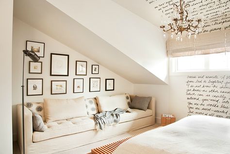 HOW TO DECORATE A BEDROOM THAT HAS A SLOPPED ROOF? Små Rum Lidt Plads, Slanted Walls, Lounge Interiors, Attic Room, Bedroom Couch, Slanted Ceiling, Transitional Bedroom, Bedroom Organization, Attic Bedroom