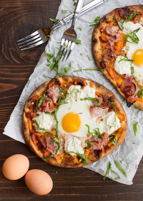 Egg Pizza Breakfast, Pizza For Breakfast, Breakfast Pizza Recipe, Eggs And Bacon, Ham And Eggs, Breakfast Pizza, Snacks Für Party, Egg Breakfast, Savory Breakfast