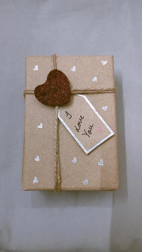 Brown Gift Boxes Packaging Ideas, Anniversary Gift Wrapping Ideas, Birthday Wrapping Ideas For Men, Brown Wrapping Paper Ideas, Brown Paper Gift Wrapping Ideas, Birthday Wrapping Ideas, Pretty Gift Wrapping, Brown Wrapping Paper, Pretty Gift Wrapping Ideas