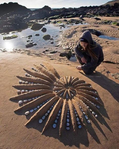 Sand Creations At The Beach, Sand Castle Ideas Easy, Sand Sculptures Easy The Beach, Sand Sculpture Ideas, Sand Building Ideas Beach, Sand Castle Ideas, Sandcastle Ideas, Beach Land Art, Sand Art For Kids