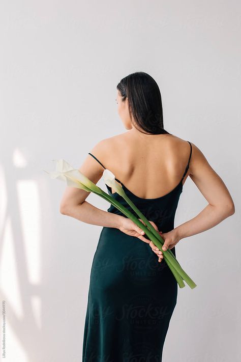 Modeling With Flowers, Elegant Portrait Photography, Studio Photoshoot White Background, Photoshoot In Dress, Dress Studio Photoshoot, Posing With Flowers, Poses With Flowers, Flower Shoot, Photoshoot Flowers