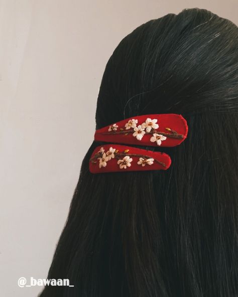 Handmade hairclips, embroidery
Blossom Cambridge Aesthetic, Embroidered Photo Art, Cloth Accessories, Hand Embroidered Jewelry, Handmade Logo, Embroidered Photo, Hand Embroidery Patterns Free, Baby Clips, Fabric Hair Bows