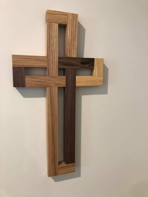 Crafts With Barbed Wire, Wooden Cross Ideas, Diy Wood Cross Projects, Homemade Gifts Wood, Wooden Cross Crafts Ideas, Diy Wood Cross Wall Art, Cross Wood Art, Scrapwood Project Ideas, Sellable Wood Projects