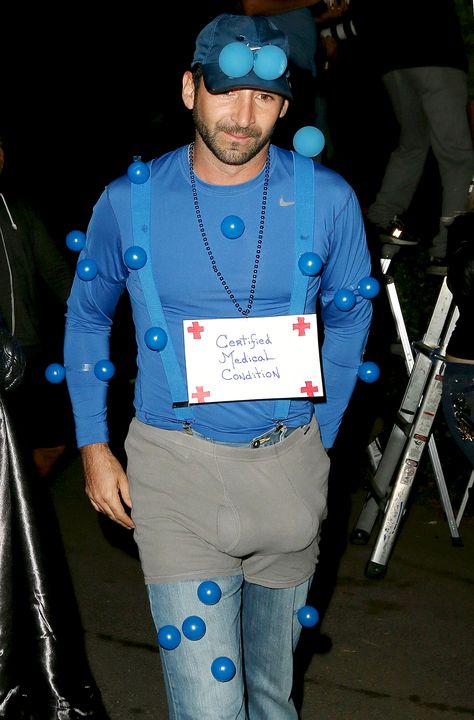 Kate Hudson Halloween Party Guest Wears Blue Balls Costume: Photo Carnaval Outfit Ideas, Creative Group Costumes, Boys Halloween Costumes Diy, Punny Costumes, Punny Halloween Costumes, Creative Halloween Costumes Diy, Diy Couples Costumes, Annual Halloween Party, Clever Halloween