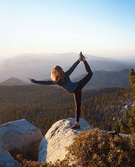 Yoga Poses In Mountains, Mountain Yoga Photography, Yoga In The Mountains, Yoga Woman Aesthetic, Yoga Photography Outdoor, Mountain Pose Yoga, Yoga Mountain, Yoga Photoshoot Ideas, Yoga Poses Photography