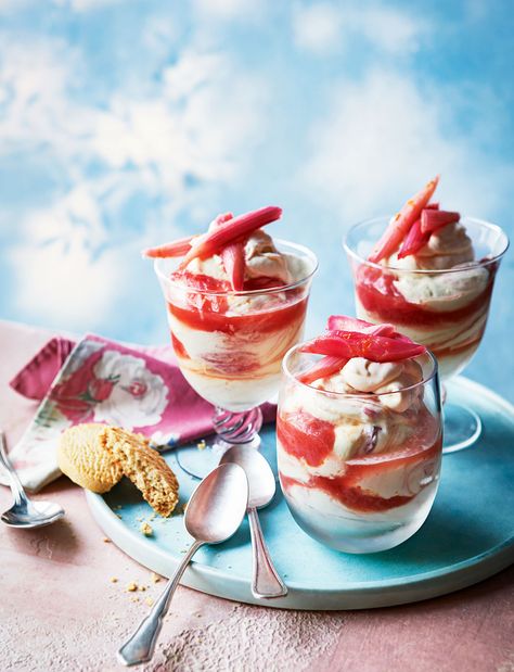 Rhubarb Fool Recipe, Wimbledon Recipes, Rhubarb Fool, Rhubarb Desserts Recipes, Fool Recipe, Rhubarb Dessert, English Desserts, Rhubarb Desserts, Gluten Free Biscuits