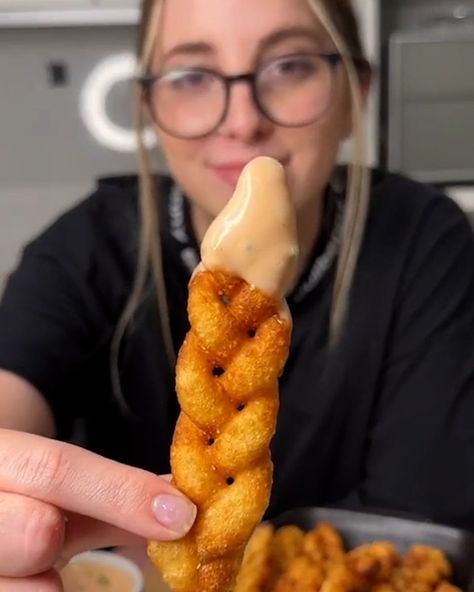 Making Braided Chips 🤯🍟 | french fries | What a crispy twist on classic chips 😄🍟 | By FOODbible | Facebook Pizza Fries Recipe, Cottage Fries, Pizza Fries, Fried Potatoes, Twist Braids, Fruit And Veg, Potato Chips, French Fries, Vegetable Dishes