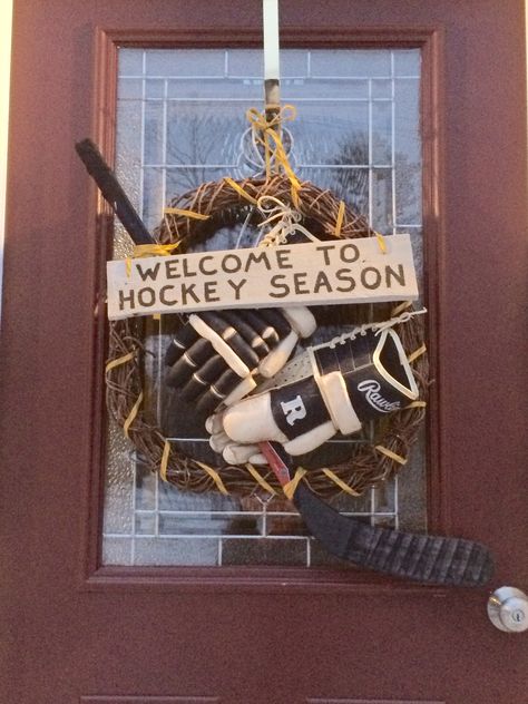 Hockey season wreath I made for our hockey lovin family Spray Paint Letters, Hockey Wreath, Hockey Banquet, Hockey Stick Crafts, Hockey Signs, Hockey Diy, Paint Letters, Hockey Crafts, Hockey Bedroom