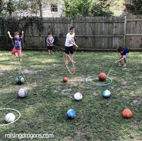 This hula hoop lasso game is perfect for some summer fun! Kids and adults of all ages will enjoy this cool game. #summer #summerfun #summergames #hulahoop #hulahoopgames #lasso #hulahooplassogame #funforkids #craftgossip Permainan Kerjasama Tim, Aktiviti Tadika, Outside Games, Pe Games, Youth Games, Kids Moves, Family Fun Games, Aktivitas Montessori, Pallet Wall