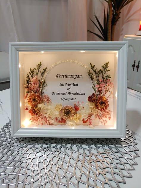 Engagement Frames Gift, Engagement Craft Ideas, Engagement Diy Gifts, Engagement Gifts Diy, Resin Wedding Gifts, Wedding Flowers Preservation Ideas, Diy Engagement Gifts, Engagement Gift Ideas, Dried Flowers Crafts