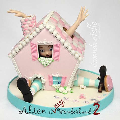 Alice in My Wonderland 2 Alice In Wonderland Cakes, Alice Tea Party, Mad Hatter Party, Sculpted Cakes, Alice In Wonderland Birthday, Gateaux Cake, Alice In Wonderland Tea Party, Christmas Gingerbread House, Disney Cakes