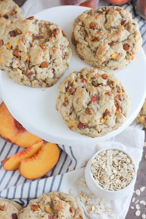 Peach Cobbler Cookies, Cobbler Cookies, Browned Butter Chocolate Chip Cookies, Baking With Blondie, Baking Store, Peach Cookies, Peach Recipes, Juicy Peach, Giant Cookie