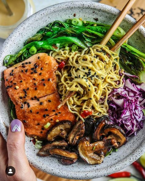 Creamy Turmeric Sesame Tahini Noodles with Glazed Salmon and Veggies | Star Infinite Food Tahini Noodles, Buddha Bowl Recipes, Pasti Fit, Buddha Bowls Recipe, Plats Healthy, Healthy Bowls Recipes, Salmon Bowl, Teriyaki Salmon, Healthy Bowls