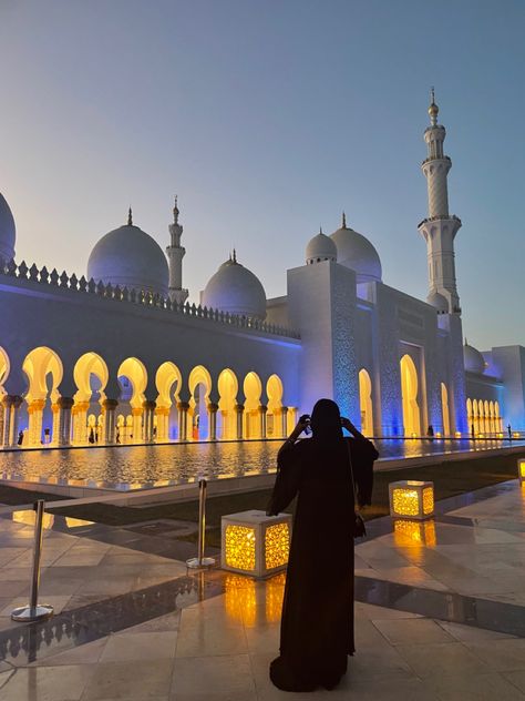 Sheikh Zayed Mosque, Zayed Mosque, Dubai Aesthetic, Arabian Night, Sheikh Zayed, Ali Quotes, Beautiful Place, Vacation Ideas, Abu Dhabi