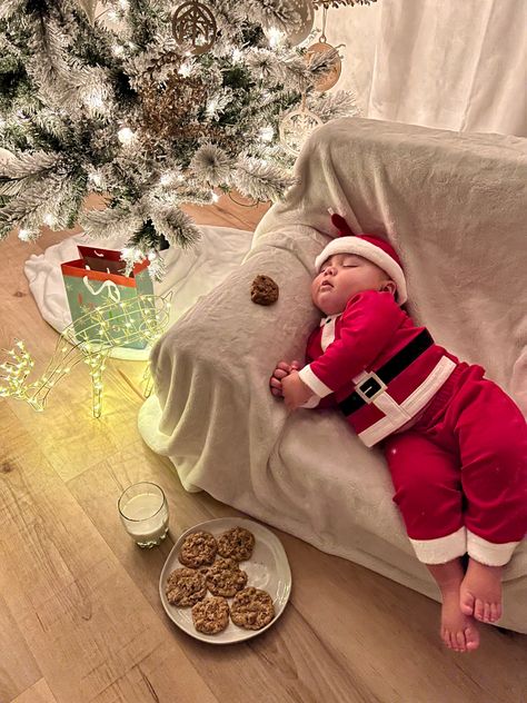 Holiday Baby Pictures, Toddler Christmas Photos, Baby Holiday Photos, Baby Christmas Photography, Photo Bb, Portable Playpen, Baby Photoshoot Ideas, Christmas Baby Pictures, Baby Milestones Pictures