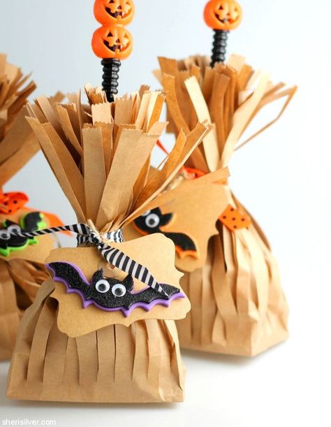 witch's broom goody bags | Sheri Silver - living a well-tended life... at any age Halloween Candy Ideas Bags, Broom Treat Bags, Gateau Harry Potter, Halloween Treat Bags Diy, Cute Halloween Treats, Halloween Goodie Bags, Halloween Treats For Kids, Halloween House Party, Fun Halloween Crafts