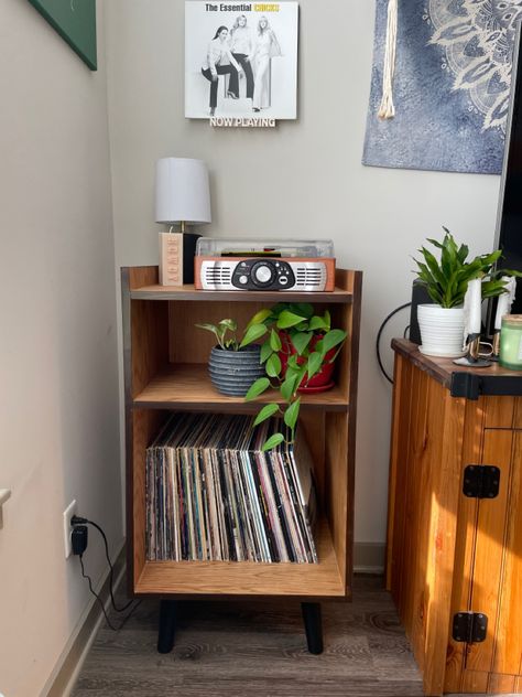 Vinyl Cabinet Diy, Small Vinyl Setup, Vinyl Player Setup, Diy Record Player Stand, Vinyl Corner, Vinyl Record Furniture, Vinyl Record Room, Turntable Furniture, Thrifted Furniture