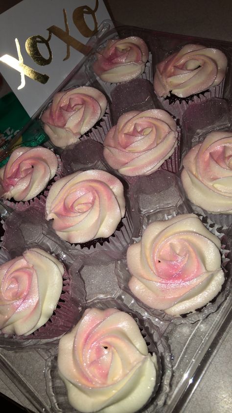 #redvelvet #cupcakes #homemade Cupcakes Snapchat, Cupcakes Homemade, Turkey Photography, Food Platter, Pretty Desserts, Hot Bread, Random Dump, Food Gallery, Velvet Cupcakes