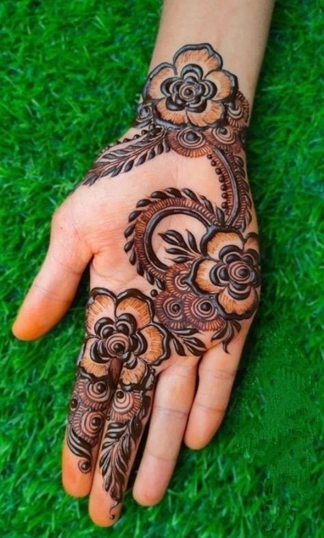 Khafif Short Mehndi Design, Khafif Mehndi Design Front Hand Easy, Frant Mehandi Designs Simple, Frant Mehandi Designs, Mehandi Designs Simple, Mehndi Design Front Hand, Simple Henna Design, Front Mehndi, Khafif Mehndi