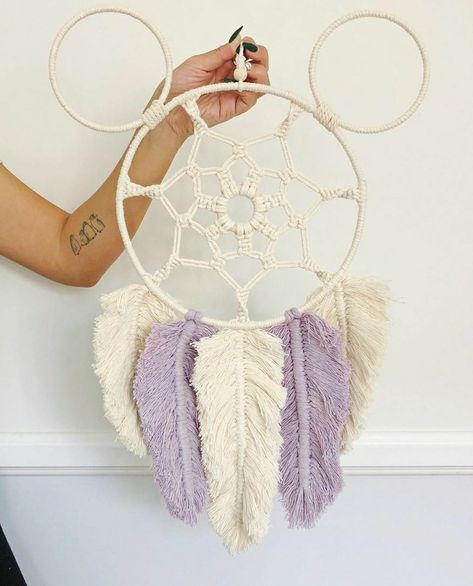 Disney Dreamcatcher, Living Room Decor Boho Chic, Room Decor Boho Chic, Mickey Craft, Living Room Decor Boho, Diy Dream Catcher Tutorial, Decor Boho Chic, Dream Catcher Tutorial, Room Decor Boho