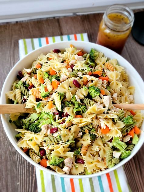 Loaded with tender chicken, two kinds of pasta, crunchy veggies and a sweet dressing that will keep you coming back… Smoked Chicken Pasta, Chipotle Chicken Pasta, Kinds Of Pasta, Cilantro Lime Shrimp Tacos, Best Grilled Steak, Smoked Chicken Salad, Veggie Omelet, Copy Cat Recipe, Crunchy Veggies