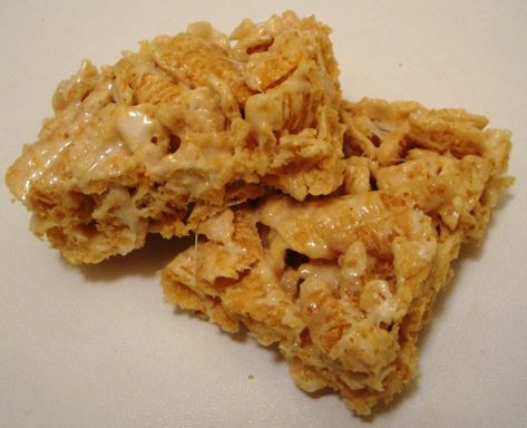 Bugles Marshmallow Treats - just made these, never making with Rice Krispies again... these are soooo good! Peanut Butter Marshmallow Squares, Flake Recipes, Marshmallow Bars, Corn Flake, Peanut Butter Marshmallow, Marshmallow Treats, Cereal Treats, Gateaux Cake, Corn Flakes