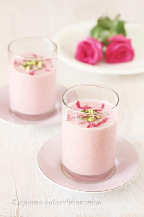 Gulabi Phirni/ Firni (Rose Flavoured Creamy Indian Rice Pudding) Indian Rice Pudding, Rose Recipes, Rose Flavored, Think Food, Indian Desserts, Snacks Für Party, Indian Sweets, Flower Food, Köstliche Desserts