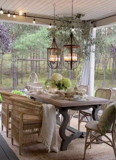 Covered Patio Dining Ideas Outdoor, Back Patio Dining Area, Back Porch Dining, Backyard Dining Ideas, Landscaping Front Porch, Front Porch Lights, Decorate Front Porch, Decoration Front Porch, Front Porch Landscaping