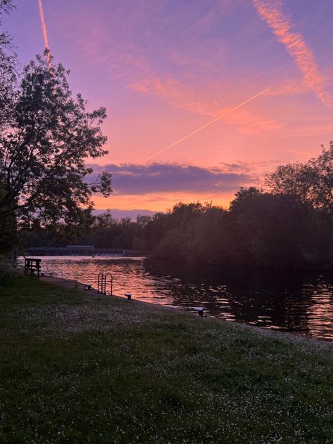 #aesthetic #sunset #park #uk #vibes #england Park Aesthetic Sunset, Uk Vibes, Maur Maur, Twilight Realm, Background Inspiration, Park Sunset, Music Cover Photos, Summer Board, London Dreams