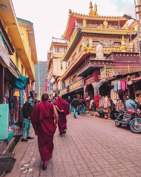 Mcleodganj aka Dharmshala City #himachalpradesh #himachal #himachaltourism #himachaldiaries #himachalpictures #incredibleindia #vocalforlocal Travel Aesthetic Indian, Himachal Aesthetic, India Bucket List, Brown Girl Aesthetic, Aesthetic Indian, Dharamsala, Eating Food Funny, India Trip, Mountain Pictures