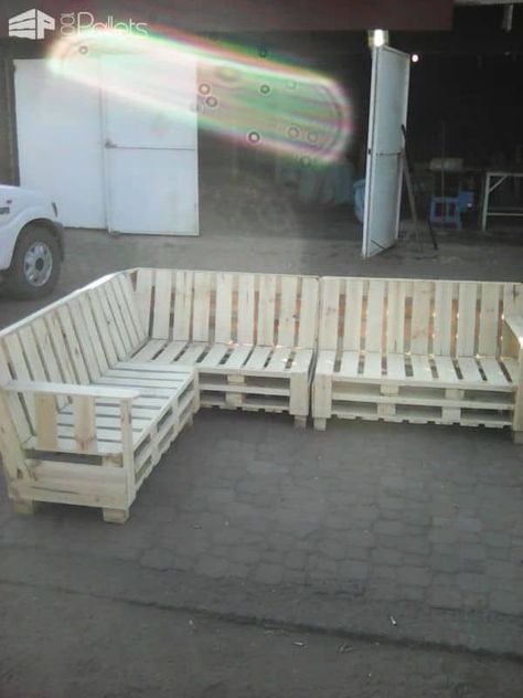 Homemade Sofa, Pallet Sectional, Diy Pallet Couch, Pallet Furniture Designs, Pallet Chair, Pallet Projects Furniture, Pallet Couch, Pallet Sofa, Wooden Pallet Furniture