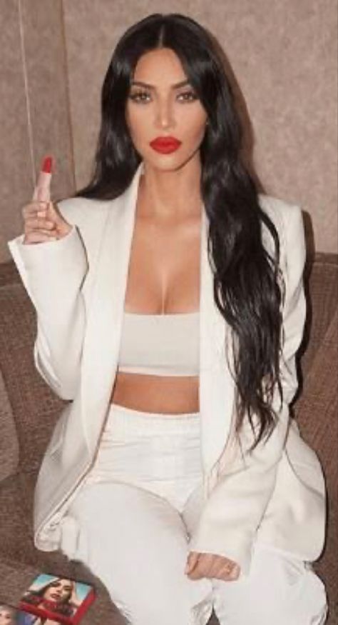 Kim Kardashian In White, Tattoos Architecture, Celebrities Tattoos, Estilo Kim Kardashian, Design Humor, Kardashian Makeup, Kim Kardashian Makeup, Kim Kardashian Hair, Kardashian Hair