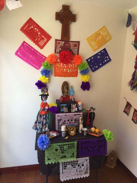 Dia De Los Muertos Decorations Ideas, Altar Ideas, Mini Altar, Mexican Crafts, Black Raven, Dia De Muertos, Day Of The Dead, Art Inspo, Halloween