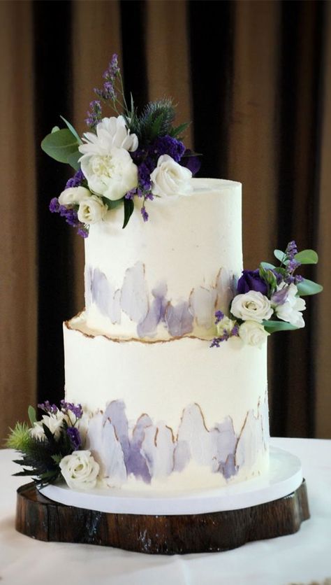 Lavender and Lilac Wedding Colours For Romantic Brides Lavender Cake Wedding, Simple Purple Wedding Cake, Lavender And Gold Wedding Cake, Lavender Wedding Cake Ideas, Lavender Cake Design, Wedding Cakes Lavender, Wedding Cake Lavender, Lavender Birthday Cake, Lilac Wedding Colors