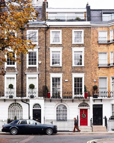 London. British Apartment Exterior, London Flat Exterior, London Row Houses, British Townhouse, London House Exterior, Townhouse London, Townhouse Architecture, London Homes, British House